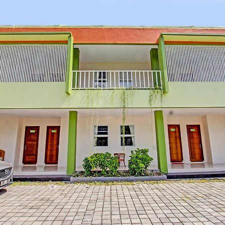 Capital O 91384 Rintaka Residence Сенггиги Экстерьер фото